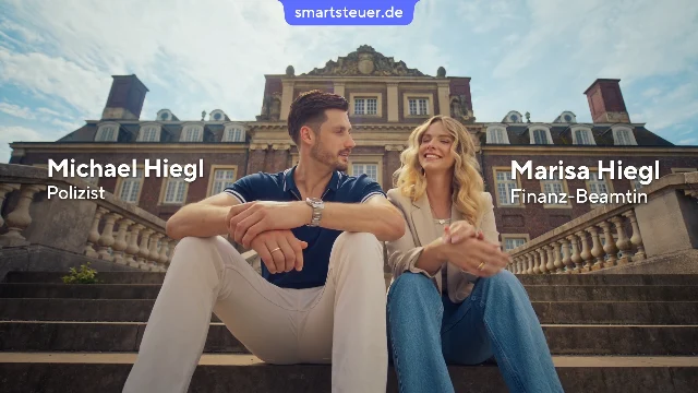 Video Thumbnail: Marisa und Michael Hiegl sitzen auf einer Treppe vor einem Schloss